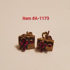 1 Pair of Earrings, item # 1173, wt.  3 grams.